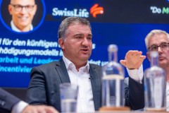 ZUERICH, 21. OKTOBER 2024 - ZUERCHER GENERALAGENTEN VERBAND ZGAV: Event des Zuercher Generalgenten Verbandes im Zurich Development Center ZDC an der Keltenstrasse 48 in Zuerich. Panel mit Erich Marte (Allianz), Thomas Steiger (Zurich), Herbert Goll (AXA), Daniel Gatti (SwissLife), Ralph Jeitzinger und Moderator Hans-Peter Nehmer (Allianz). Thema: Entschaedigungsmodelle im Aussendienst auf dem Pruefstand - Wohin geht die Reise? Auftrag: Anup Nastik, Allianz-Suisse Zuerich. 

ths/Photo by: THOMI STUDHALTER