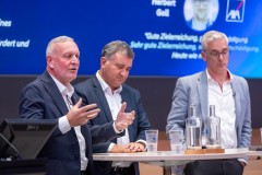 ZUERICH, 21. OKTOBER 2024 - ZUERCHER GENERALAGENTEN VERBAND ZGAV: Event des Zuercher Generalgenten Verbandes im Zurich Development Center ZDC an der Keltenstrasse 48 in Zuerich. Panel mit Erich Marte (Allianz), Thomas Steiger (Zurich), Herbert Goll (AXA), Daniel Gatti (SwissLife), Ralph Jeitzinger und Moderator Hans-Peter Nehmer (Allianz). Thema: Entschaedigungsmodelle im Aussendienst auf dem Pruefstand - Wohin geht die Reise? Auftrag: Anup Nastik, Allianz-Suisse Zuerich. 

ths/Photo by: THOMI STUDHALTER