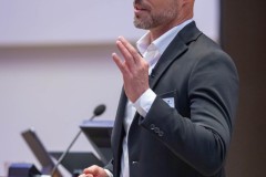 ZUERICH, 21. OKTOBER 2024 - ZUERCHER GENERALAGENTEN VERBAND ZGAV: Event des Zuercher Generalgenten Verbandes im Zurich Development Center ZDC an der Keltenstrasse 48 in Zuerich. Panel mit Erich Marte (Allianz), Thomas Steiger (Zurich), Herbert Goll (AXA), Daniel Gatti (SwissLife), Ralph Jeitzinger und Moderator Hans-Peter Nehmer (Allianz). Thema: Entschaedigungsmodelle im Aussendienst auf dem Pruefstand - Wohin geht die Reise? Auftrag: Anup Nastik, Allianz-Suisse Zuerich. ths/Photo by: THOMI STUDHALTER